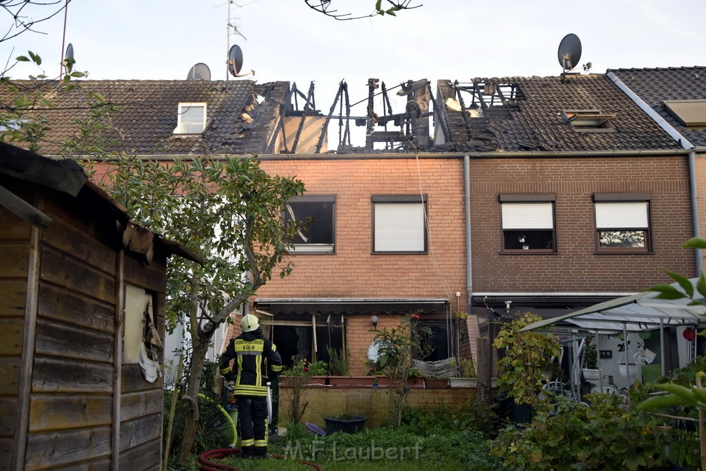 Feuer 2 Vollbrand Reihenhaus Roggendorf Berrischstr P042.JPG - Miklos Laubert